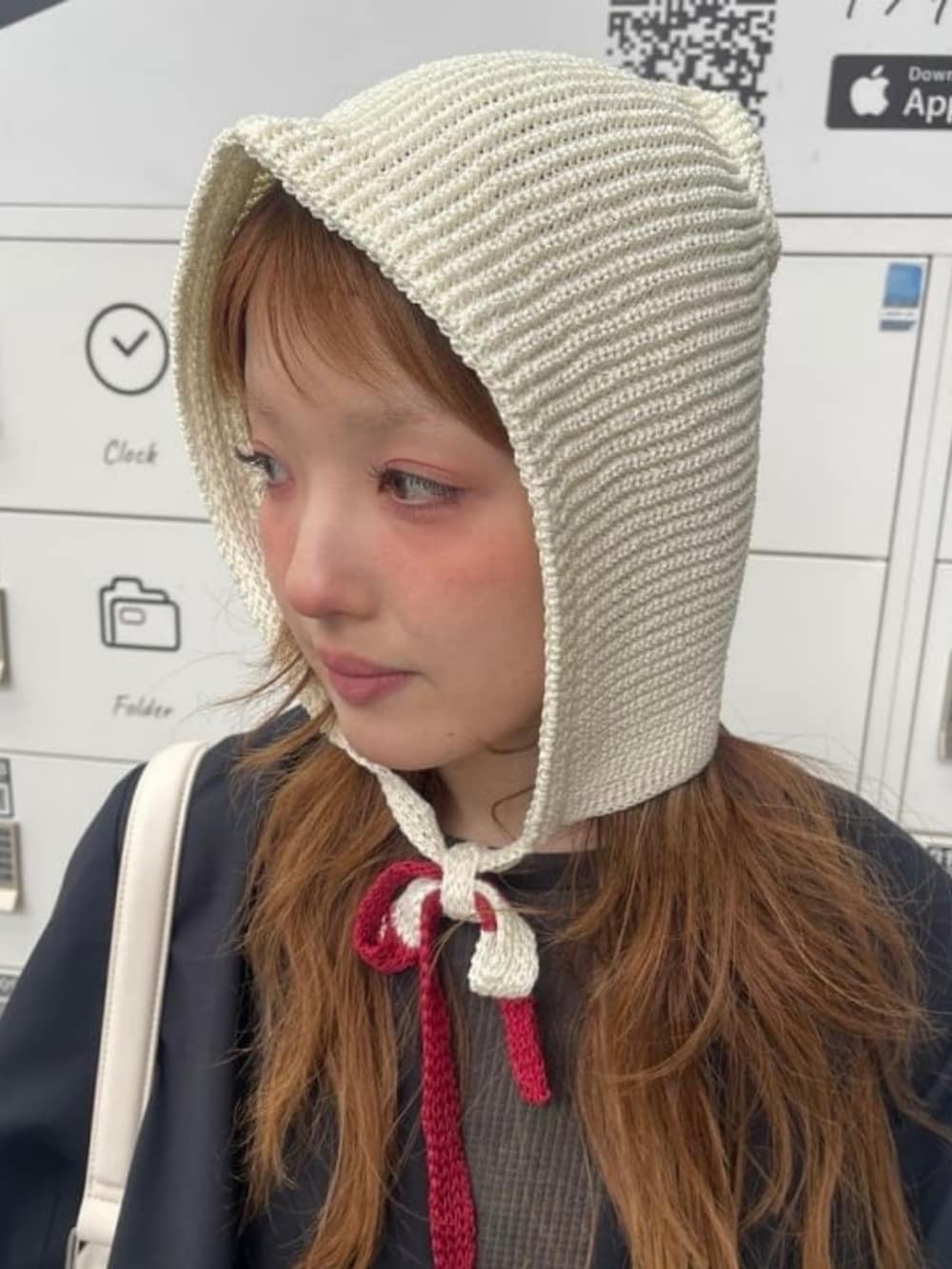 グレー系のTシャツ/カットソー、ブラック系のテーラードジャケット、ブラック系のスカートを着用したレディースの冬コーディネートの3枚目の写真