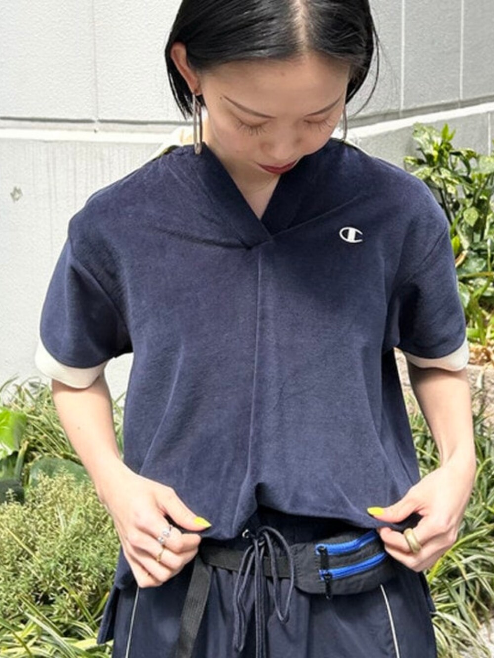 ブルー系のその他パンツ、ブルー系のポロシャツ、ブラック系のボディバッグ/ウエストポーチを着用したレディースの春コーディネートの3枚目の写真