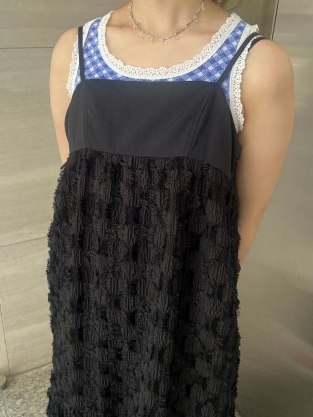 ブラック系のワンピース、シルバー系のスニーカー、ホワイト系のトートバッグを着用したレディースの夏コーディネートの4枚目の写真