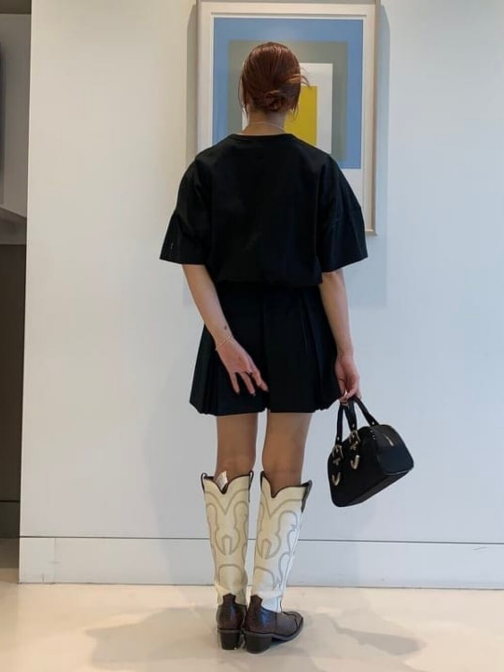 ブラック系のその他パンツ、ブラウン系のブーツ、ブラック系のTシャツ/カットソーを着用したレディースの夏コーディネートの2枚目の写真