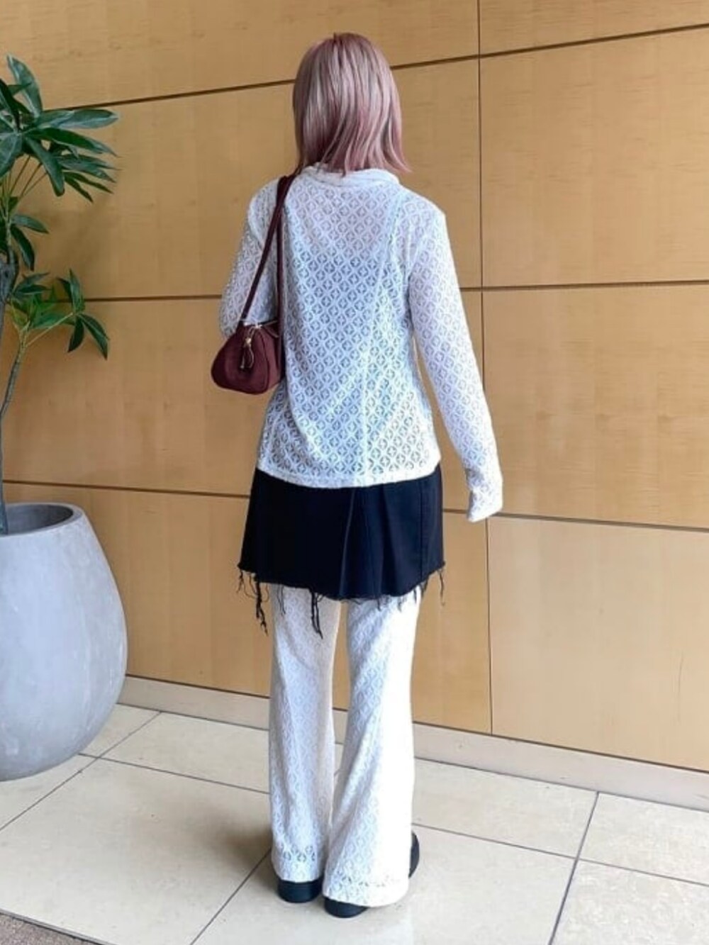 ホワイト系のシャツ/ブラウス、ブラウン系のサンダル、ブラウン系のトートバッグを着用したレディースの秋コーディネートの3枚目の写真