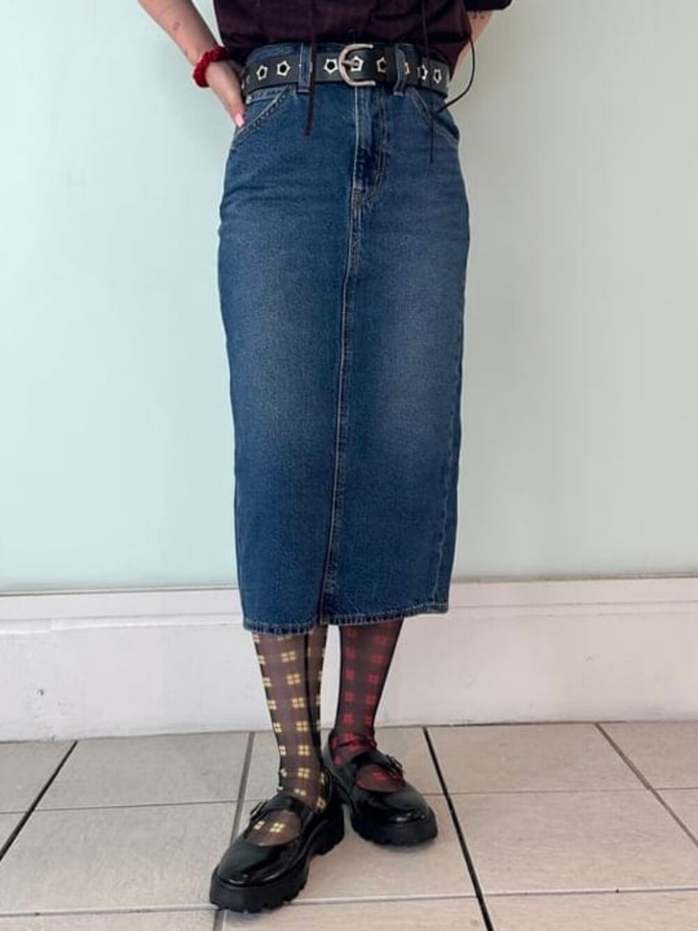 ブルー系のスカート、レッド系のシャツ/ブラウスを着用したレディースの夏コーディネートの2枚目の写真