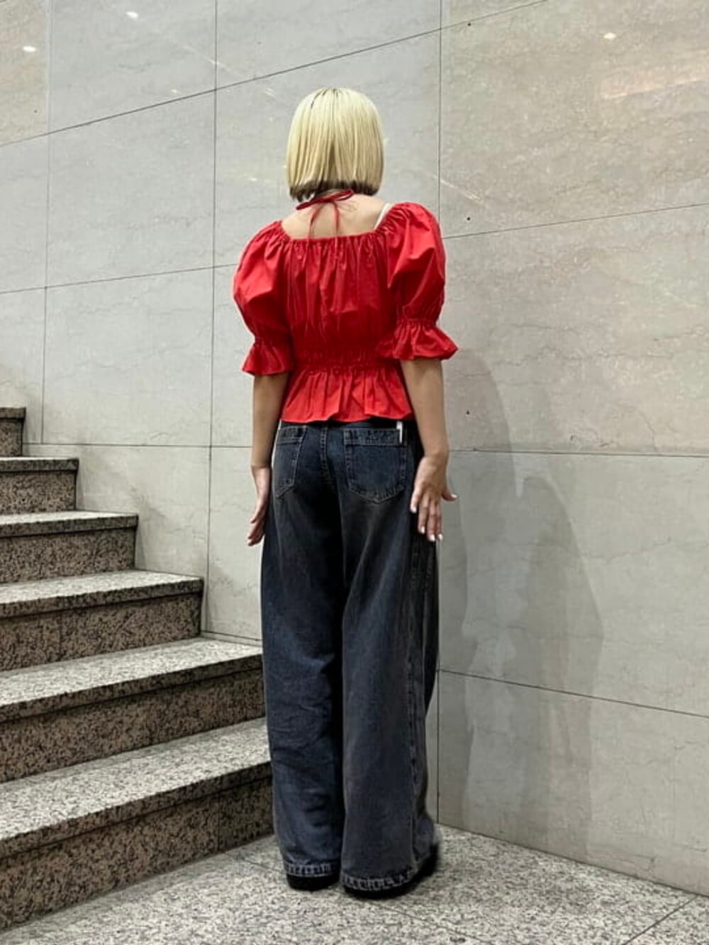 ブルー系のデニムパンツ、ホワイト系のキャミソール、レッド系のシャツ/ブラウスを着用したレディースの春コーディネートの2枚目の写真