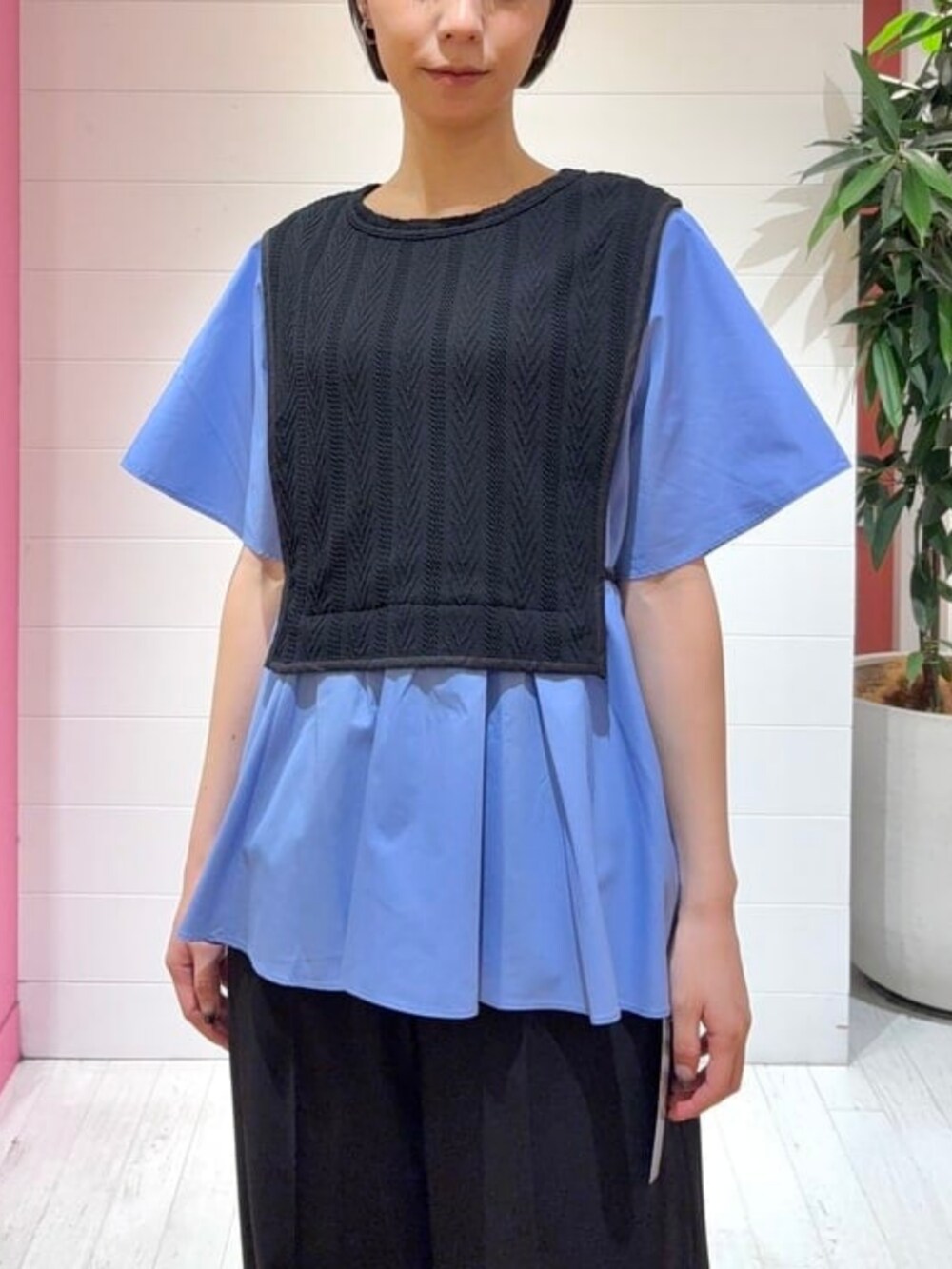 ブラック系のスラックス、ブラック系のTシャツ/カットソーを着用したレディースの夏コーディネートの3枚目の写真