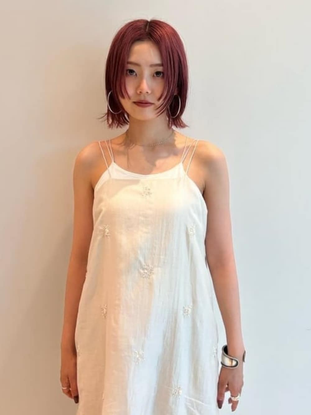 ホワイト系のワンピースを着用したレディースの夏コーディネートの3枚目の写真