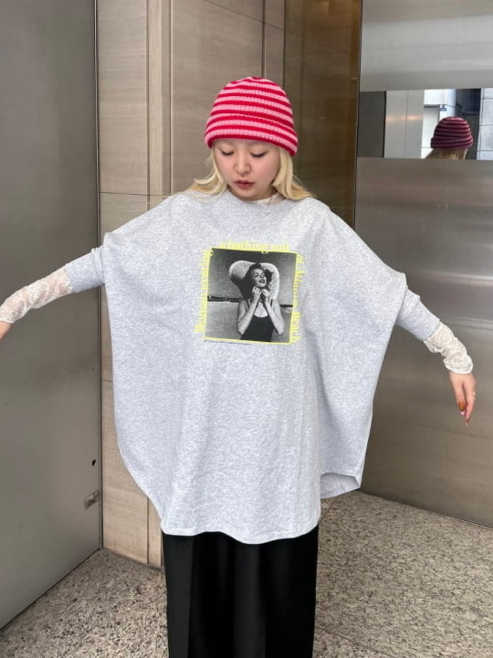 ブラック系のその他パンツ、グレー系のTシャツ/カットソー、レッド系のニットキャップ/ビーニーを着用したレディースの春コーディネートの5枚目の写真