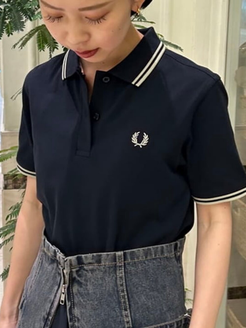 ブルー系のその他パンツ、ブルー系のポロシャツ、ブルー系のキャミソールを着用したレディースの夏コーディネートの2枚目の写真