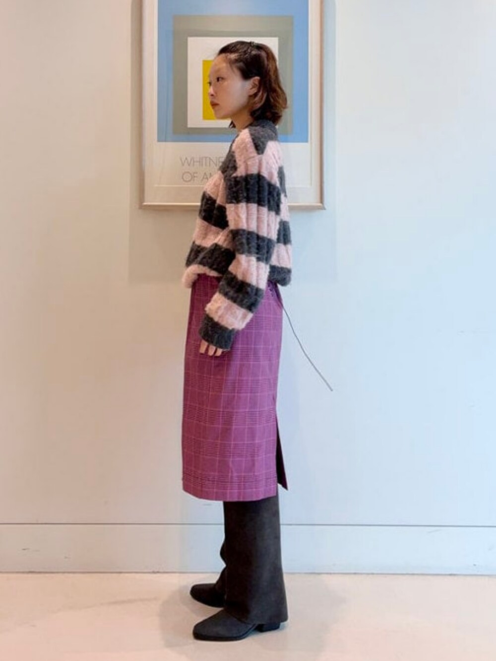 ピンク系のニット/セーターを着用したレディースの秋コーディネートの2枚目の写真