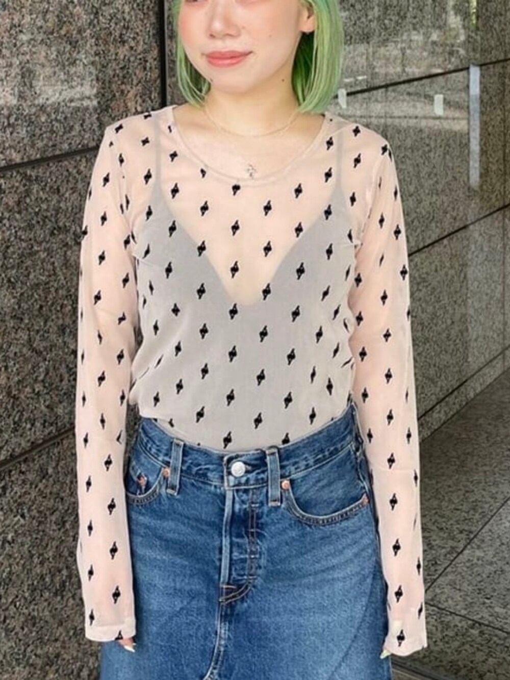 ベージュ系のTシャツ/カットソー、ブルー系のデニムスカートを着用したレディースの夏コーディネートの2枚目の写真