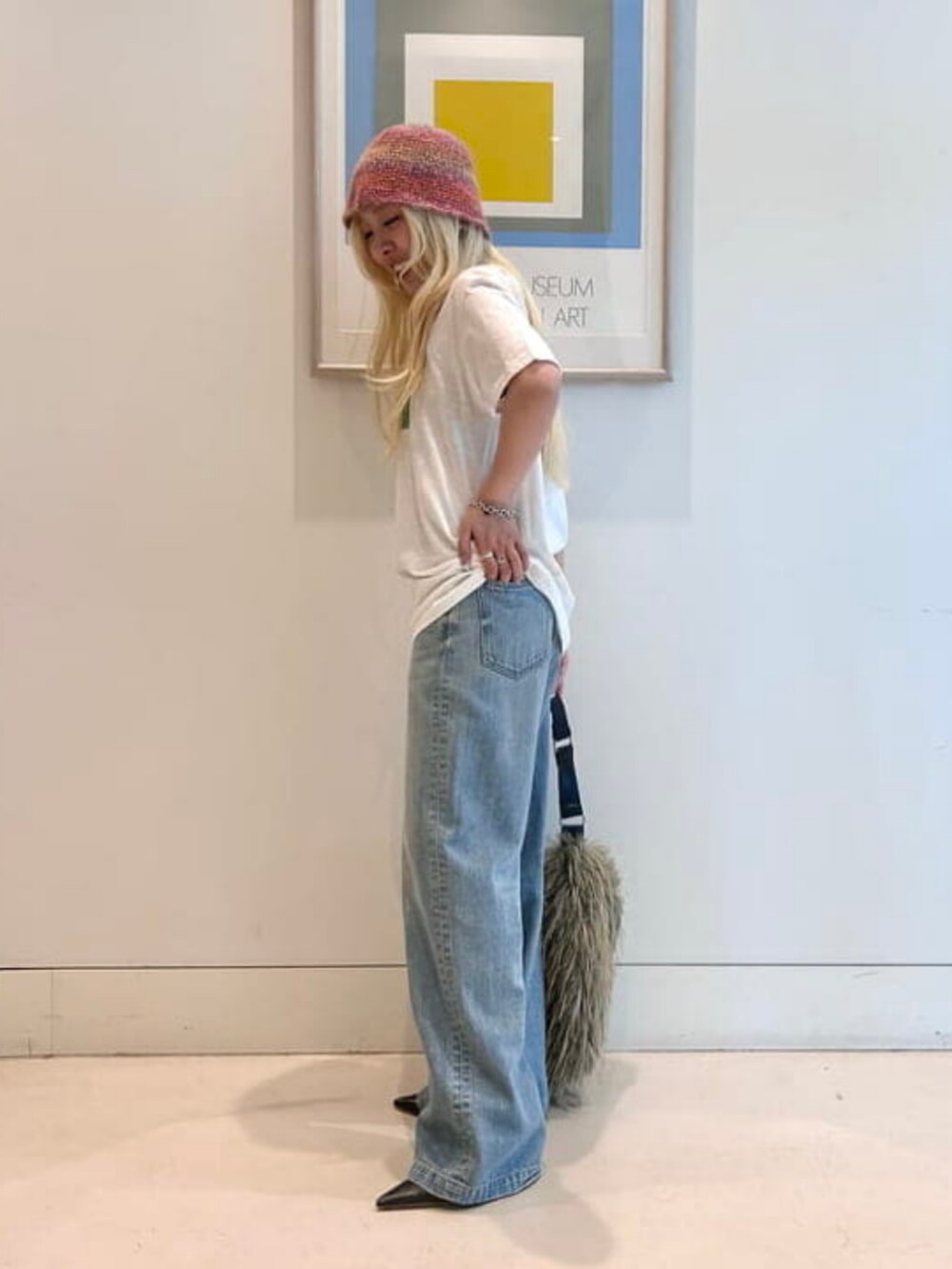ブルー系のデニムパンツ、ホワイト系のTシャツ/カットソーを着用したレディースの夏コーディネートの2枚目の写真