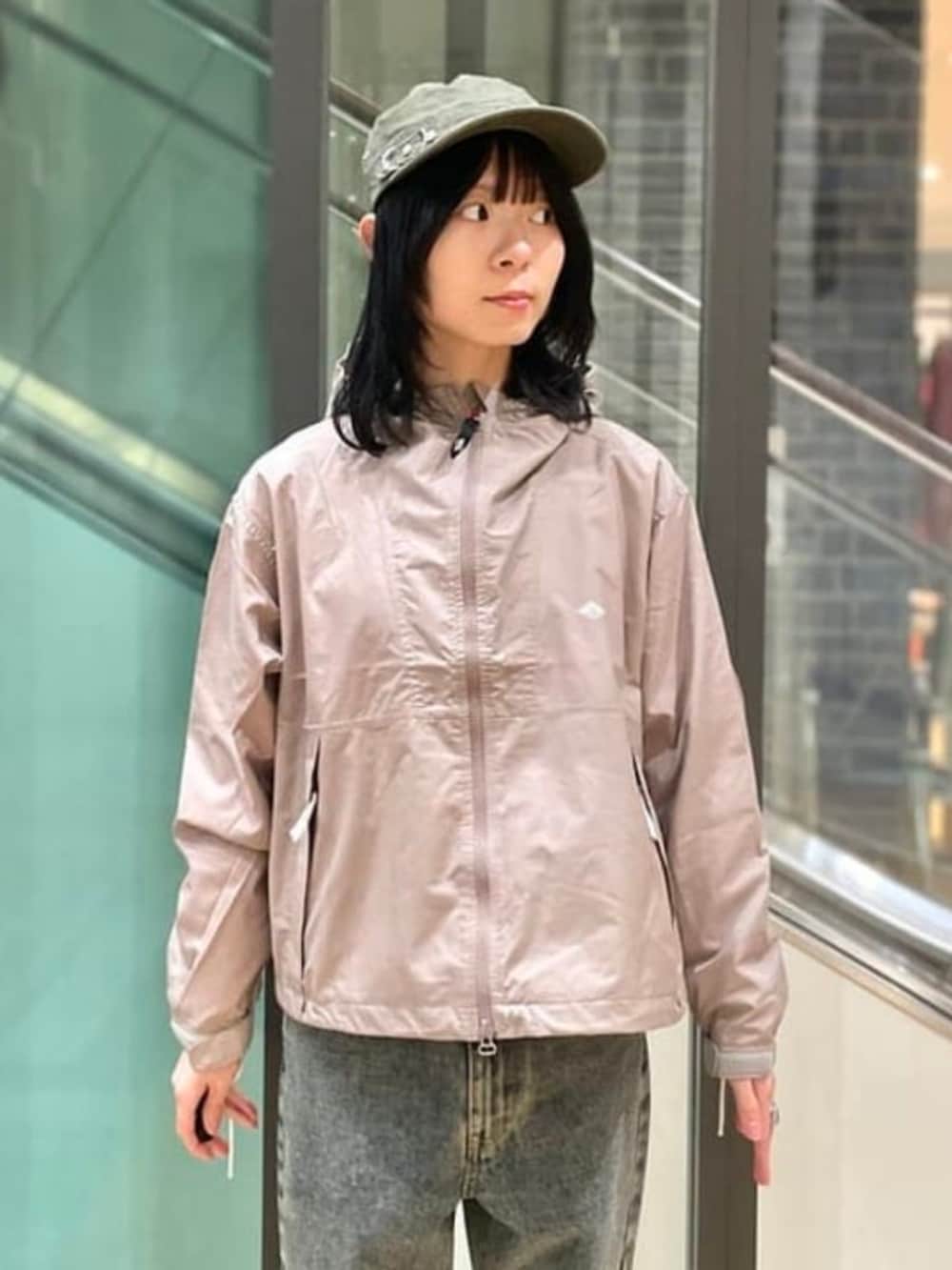 ホワイト系のシャツ/ブラウス、ブルー系のデニムパンツ、ピンク系のマウンテンパーカーを着用したレディースの春コーディネートの2枚目の写真