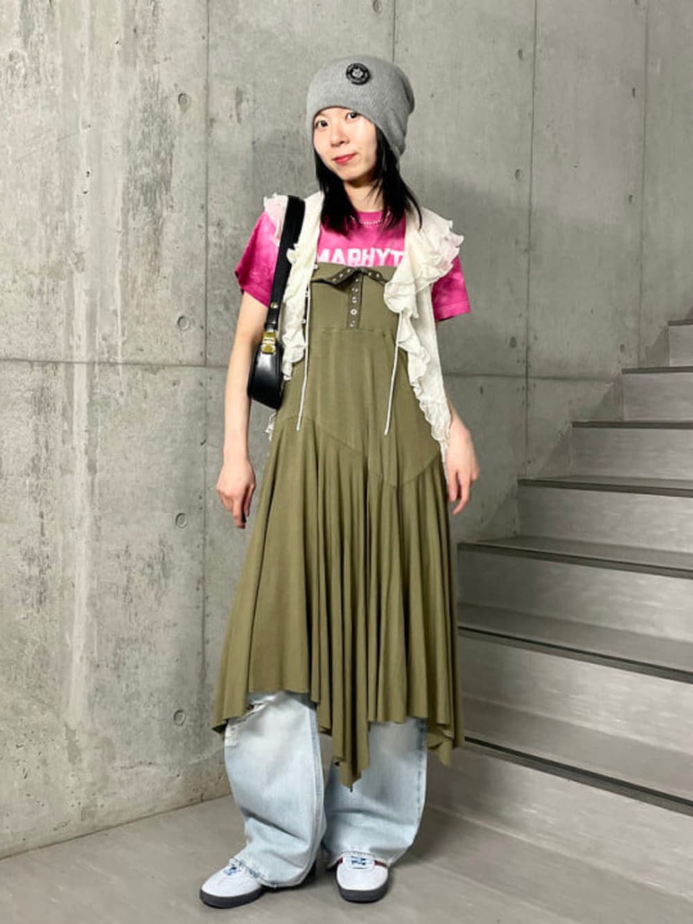 グリーン系のスカート、ブルー系のスニーカー、ブルー系のデニムパンツを着用したレディースの夏コーディネートの2枚目の写真