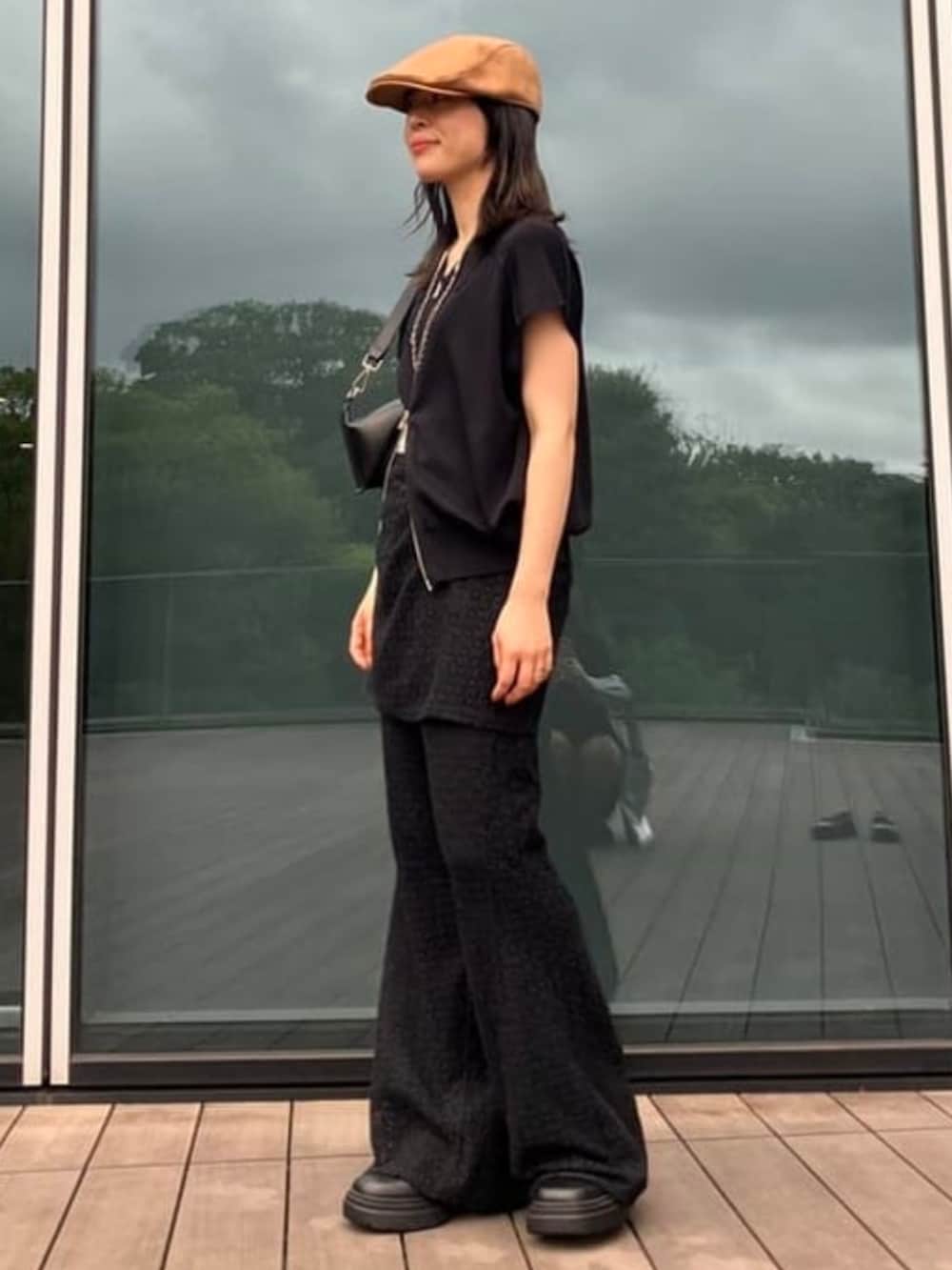 ブラック系のトートバッグ、ブラック系のサンダル、ブラック系のカーディガン/ボレロを着用したレディースの夏コーディネートの2枚目の写真