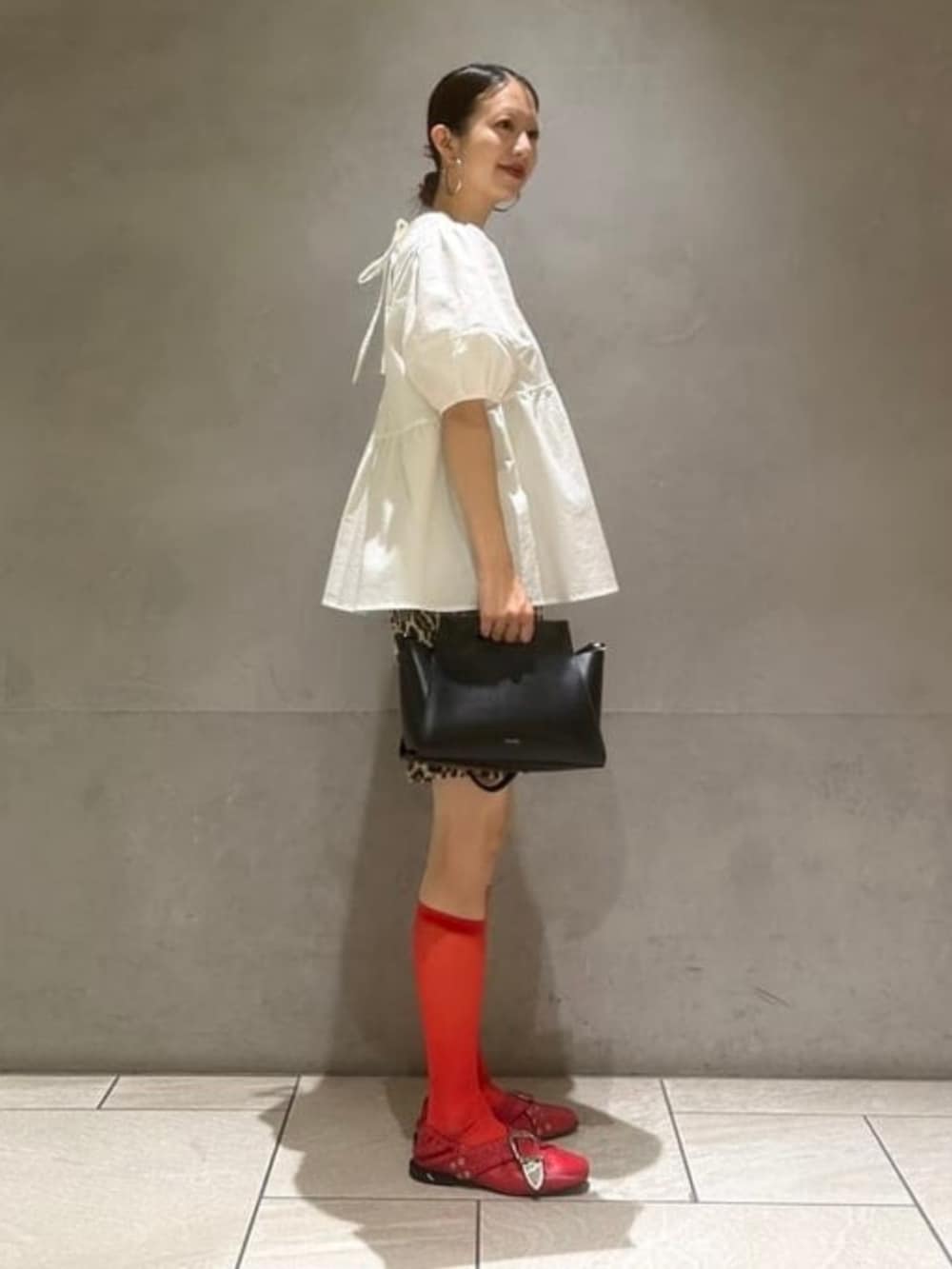 ホワイト系のシャツ/ブラウス、レッド系のソックス/靴下を着用したレディースの春コーディネートの2枚目の写真