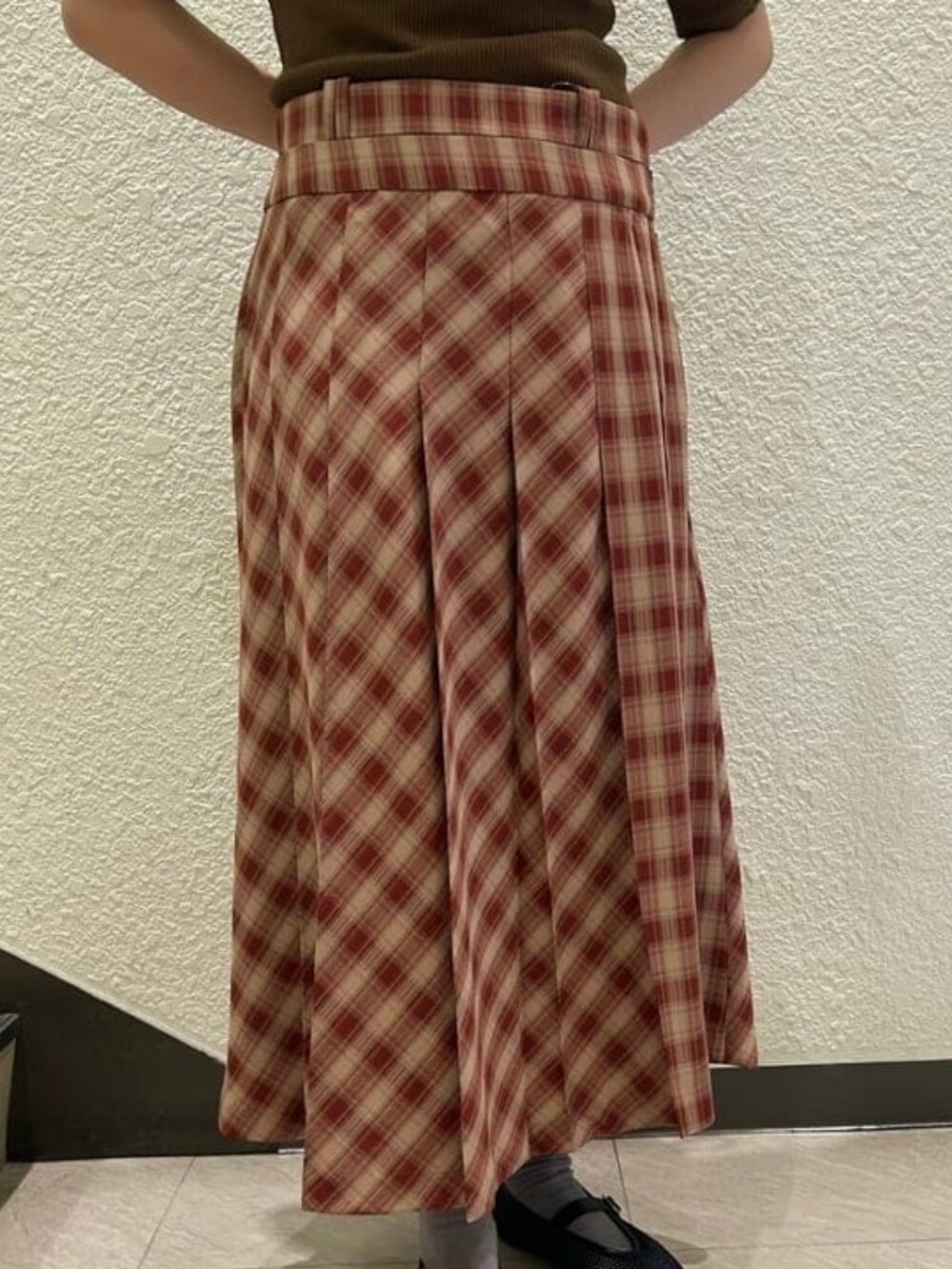 ブラウン系のスカート、ブラウン系のTシャツ/カットソー、ホワイト系のかごバッグを着用したレディースの春コーディネートの3枚目の写真