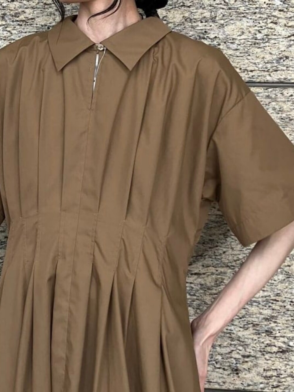 ブラウン系のワンピース、ブラック系のトートバッグ、ブラック系のハットを着用したレディースの夏コーディネートの3枚目の写真