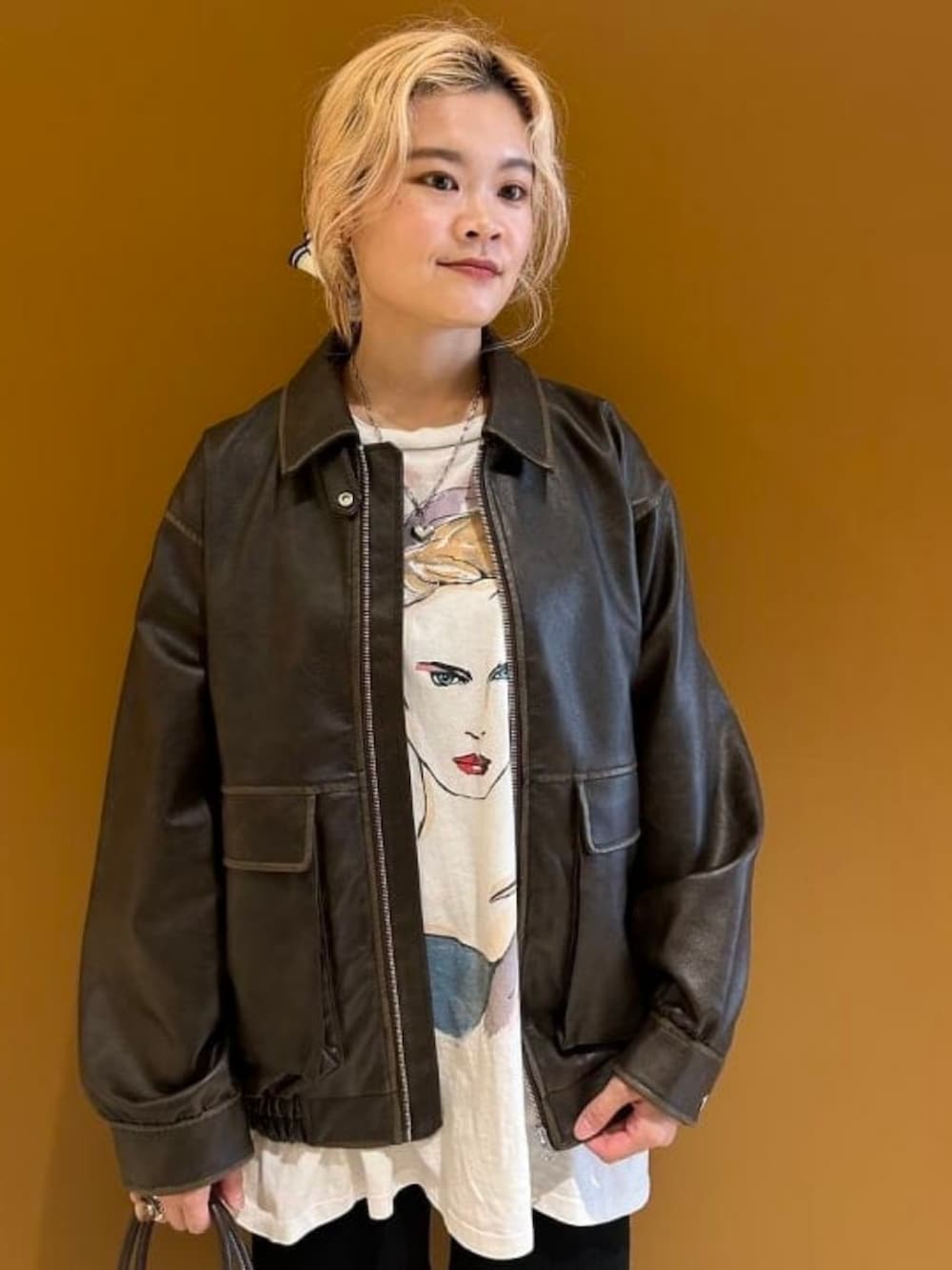 ブラック系のその他パンツ、ブラウン系のブルゾン、ブラウン系のトートバッグを着用したレディースの秋コーディネートの3枚目の写真