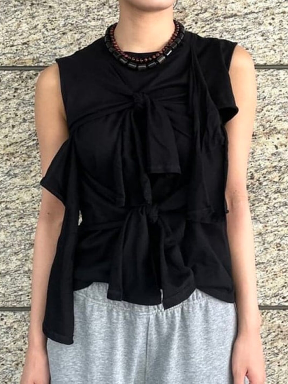 ブラック系のTシャツ/カットソーを着用したレディースの夏コーディネートの2枚目の写真