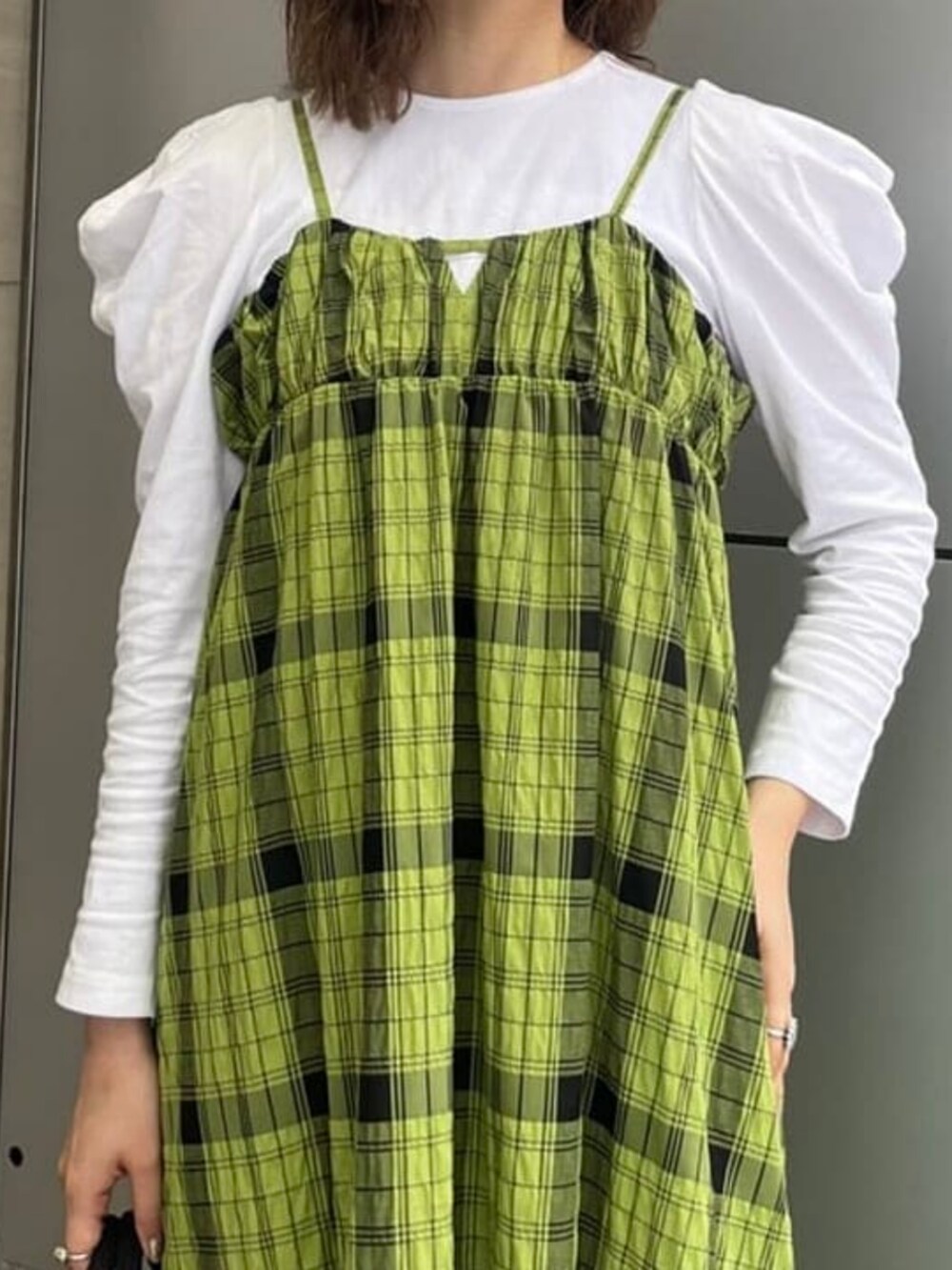 ホワイト系のTシャツ/カットソー、ブラック系のボストンバッグ、グリーン系のワンピースを着用したレディースの春コーディネートの3枚目の写真