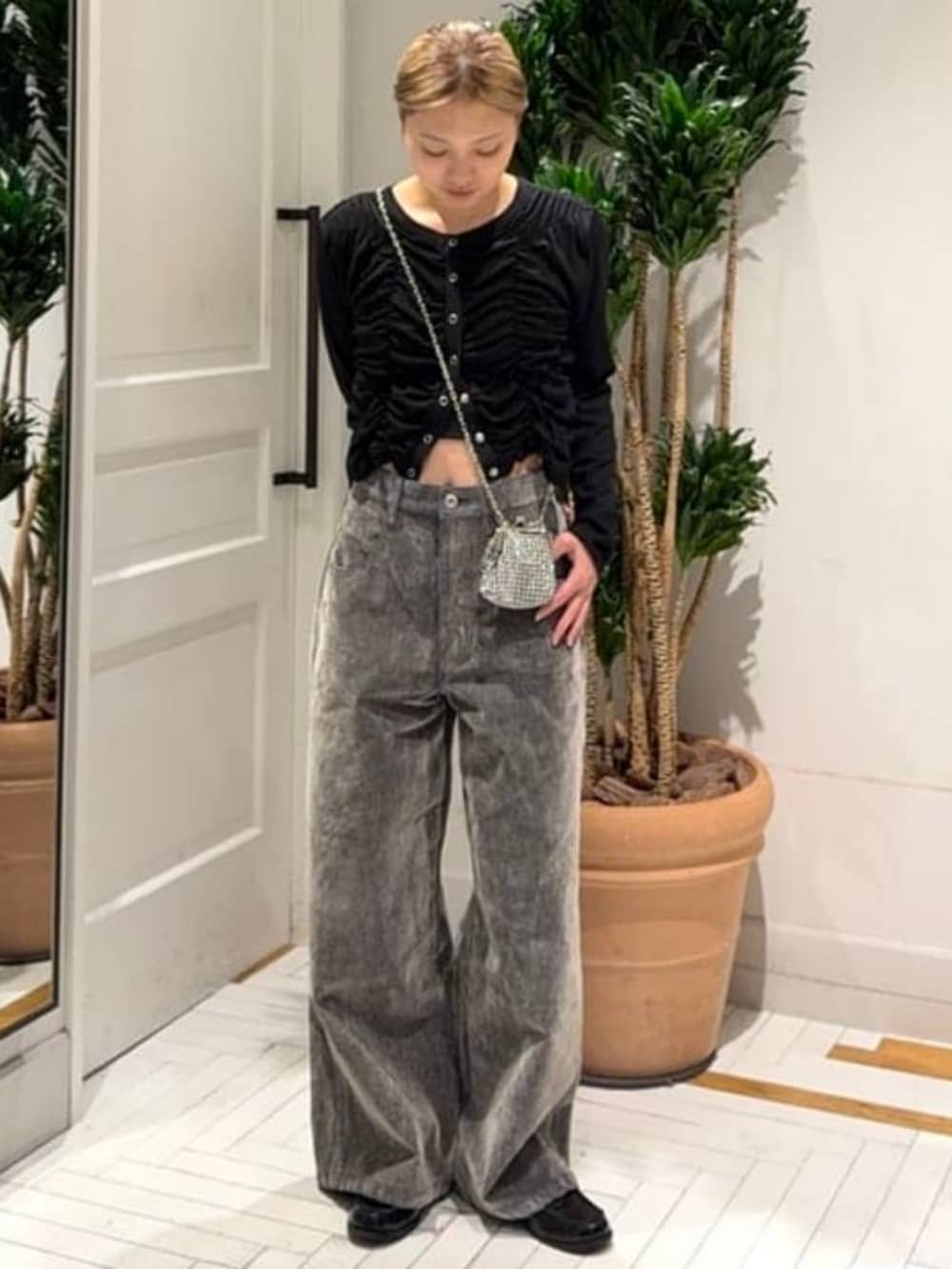 シルバー系のその他パンツ、ブラック系のカーディガン/ボレロを着用したレディースの秋コーディネートの2枚目の写真