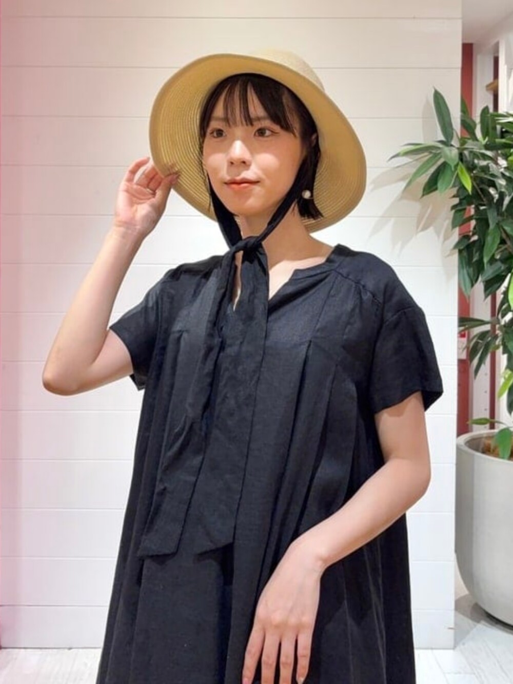 ブラック系のワンピース、ブルー系のかごバッグ、ブラック系のサンダルを着用したレディースの夏コーディネートの4枚目の写真