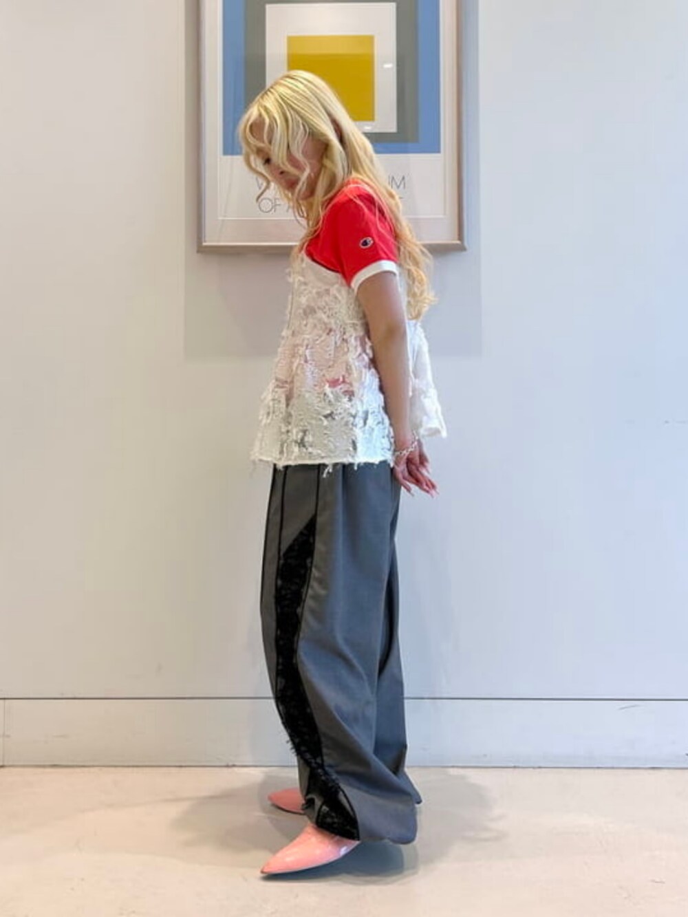 グレー系のその他パンツ、ホワイト系のキャミソール、レッド系のTシャツ/カットソーを着用したレディースの春コーディネートの2枚目の写真