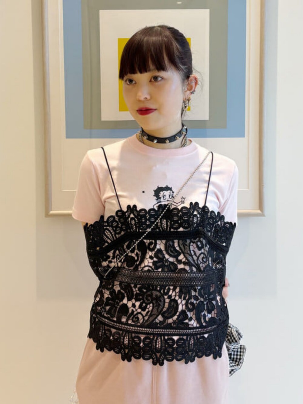 ピンク系のTシャツ/カットソー、ブラック系のキャミソール、ピンク系のスカートを着用したレディースの春コーディネートの4枚目の写真