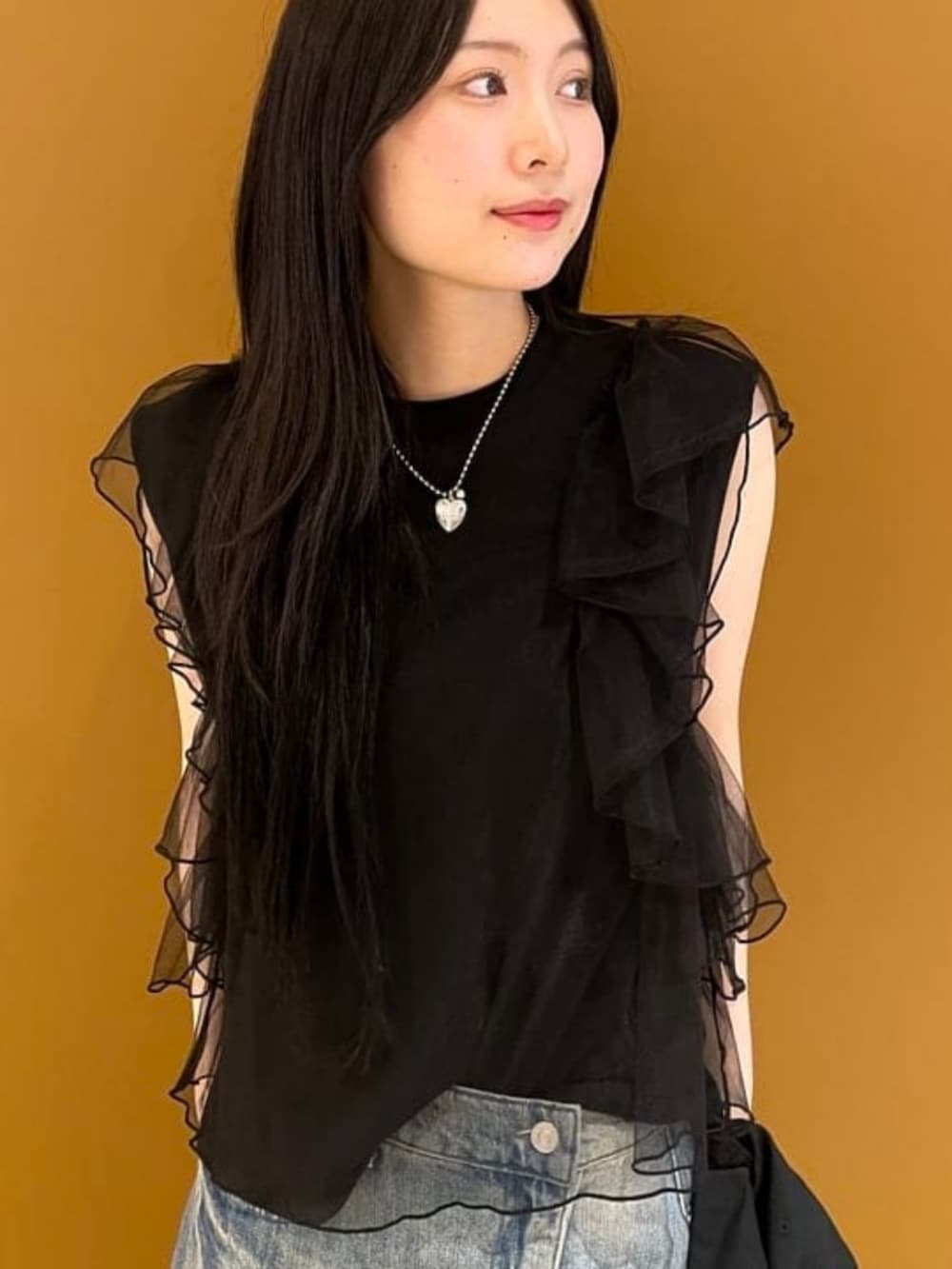 「Ray BEAMS、チュール、チュールトップス、ノースリーブ、ノースリーブトップス、Tシャツ、デニム、デニムコーデ、デニムスカート、レイヤードスタイル、夏コーデ、黒Tシャツ、きれいめカジュアル、韓国ファッション、ブラックコーデ」｜「Ray BEAMSの【別注】Anniel / スエード スニーカー（スニーカー、ブラック系）」を使った、Ray BEAMSさん（レディース・161cm）の夏コーディネートの2枚目の写真