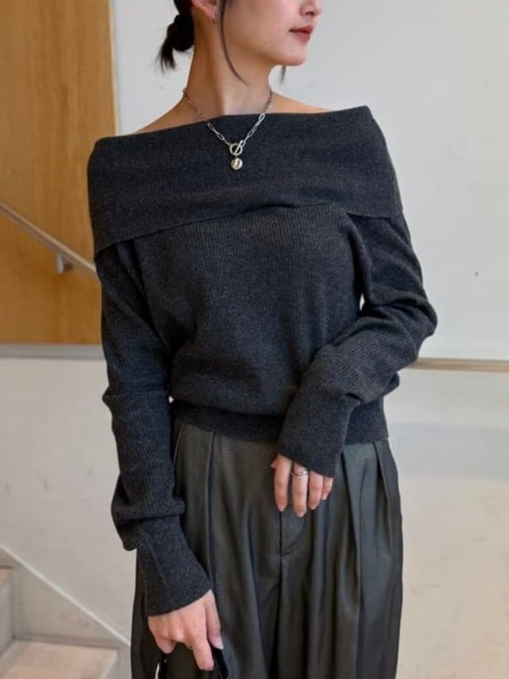 ブラック系のその他パンツ、ベージュ系のトートバッグ、ブラック系のニット/セーターを着用したレディースの秋コーディネートの2枚目の写真