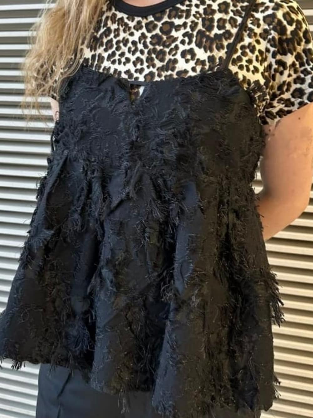 ベージュ系のTシャツ/カットソー、ブラック系のキャミソール、ブラック系のその他パンツを着用したレディースの夏コーディネートの3枚目の写真