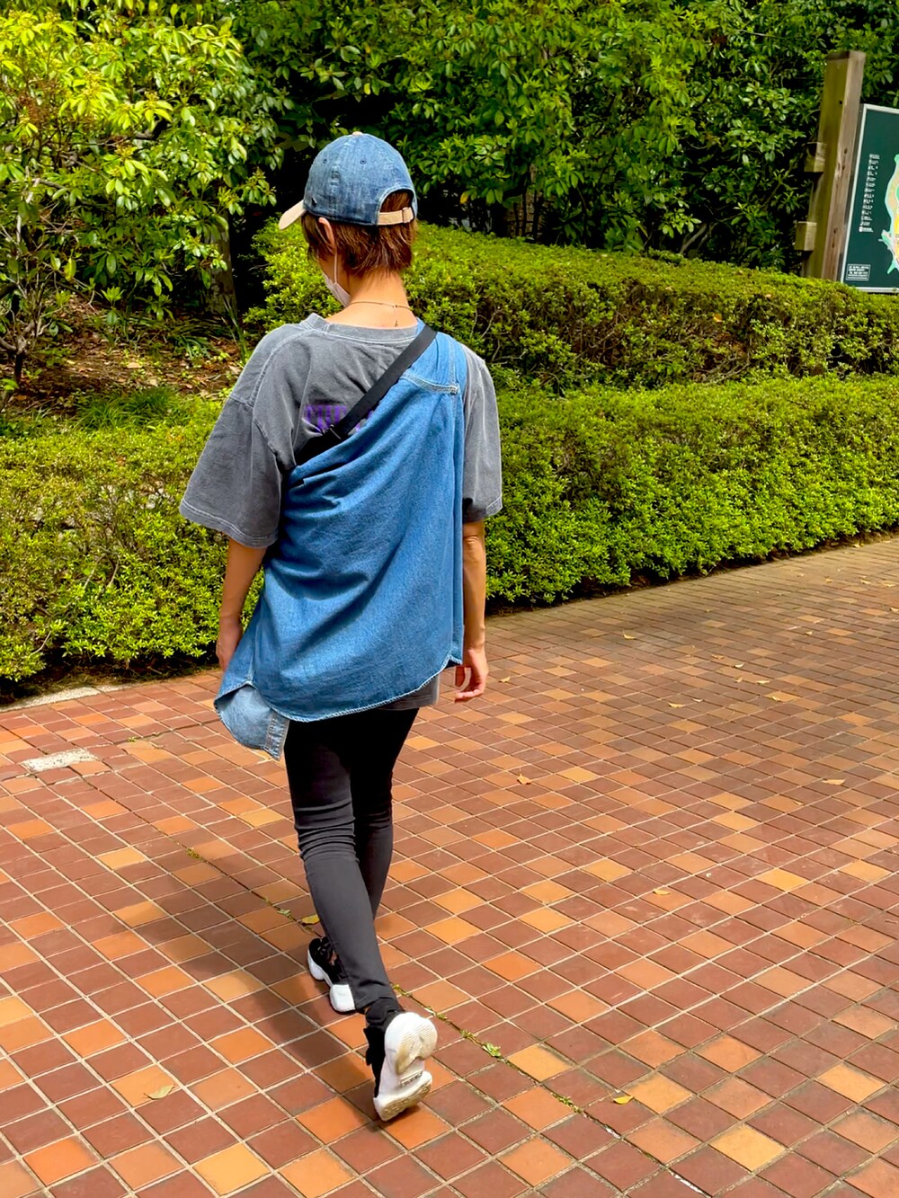 ブラック系のその他パンツ、ブラック系のスニーカー、その他のショルダーバッグを着用したレディースの春コーディネートの2枚目の写真