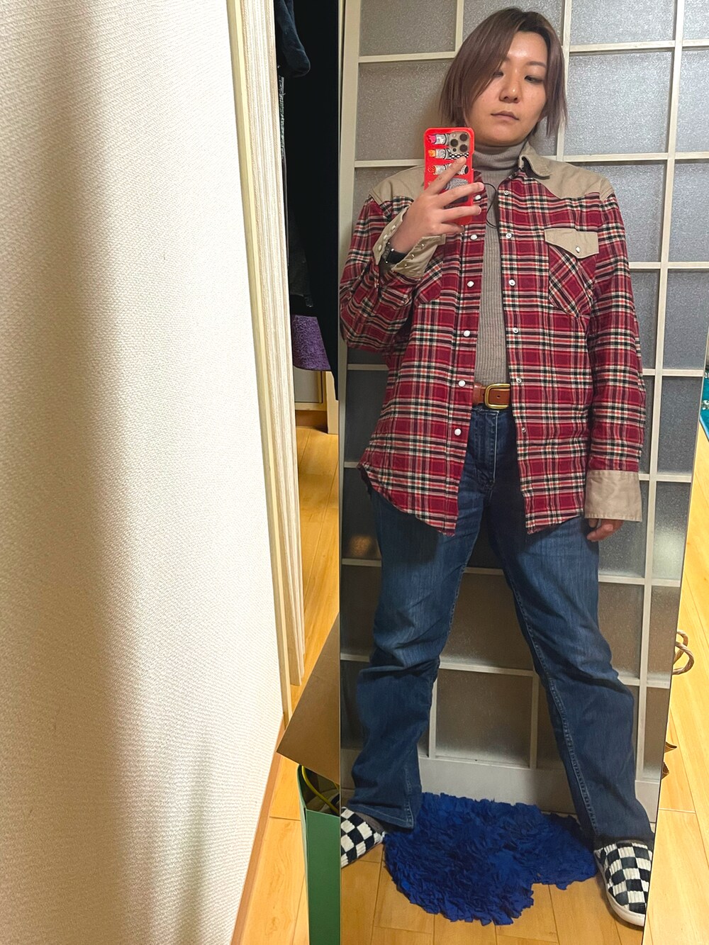 「WEAR文芸部」｜「古着。のアイテム（シャツ/ブラウス、レッド系）」を使った、みひろさん（レディース・159cm）の冬コーディネートの2枚目の写真