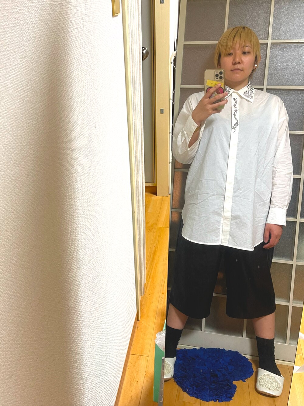 ホワイト系のシャツ/ブラウス、ブラック系のドレスシューズを着用したレディースの夏コーディネートの2枚目の写真