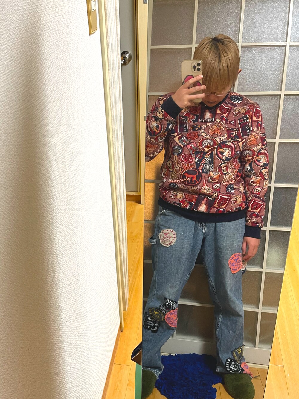 イエロー系のブーツ、ブラック系のバックパック/リュックを着用したレディースの春コーディネートの2枚目の写真