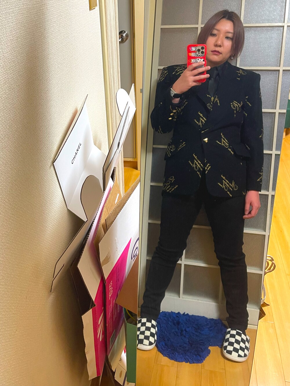 ブラック系のドレスシューズを着用したレディースの冬コーディネートの2枚目の写真