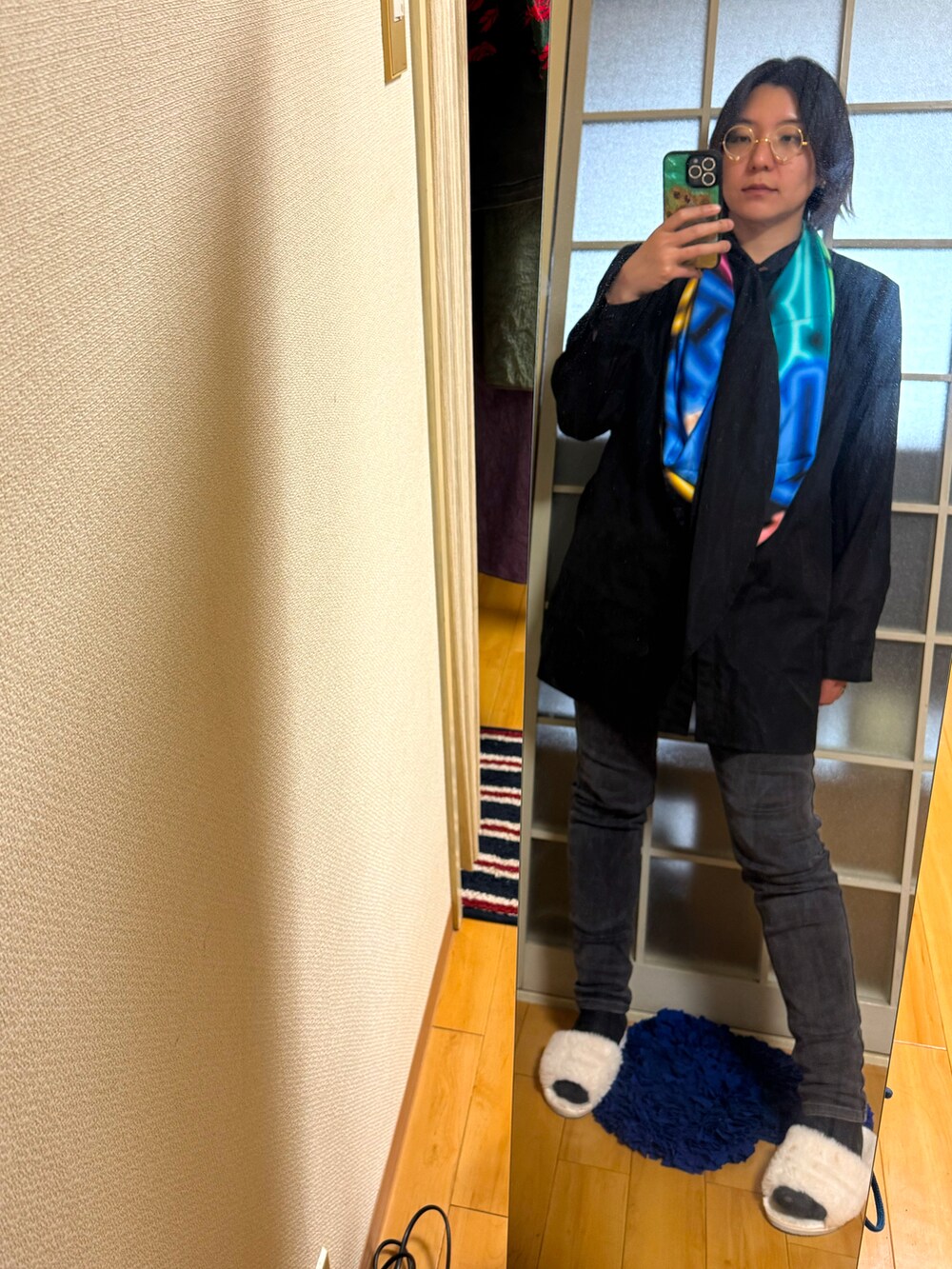 ブラック系のジャケット/アウター、ブラック系のバンダナ/スカーフを着用したレディースの夏コーディネートの2枚目の写真