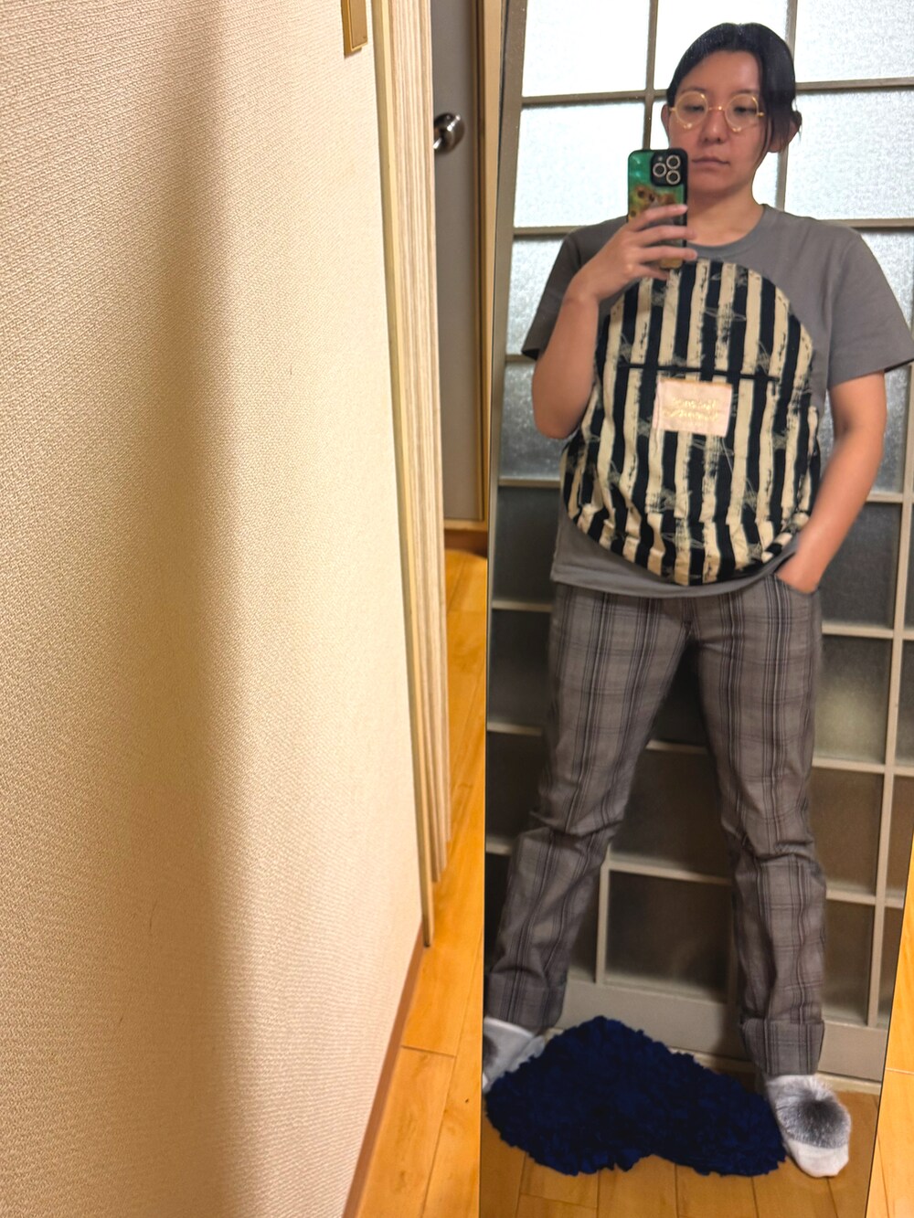 グレー系のTシャツ/カットソーを着用したレディースの夏コーディネートの2枚目の写真