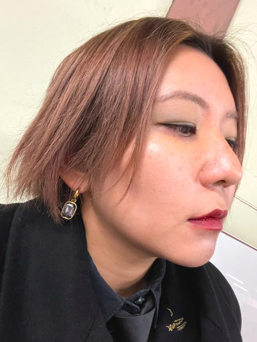 ブラック系のドレスシューズを着用したレディースの冬コーディネートの4枚目の写真