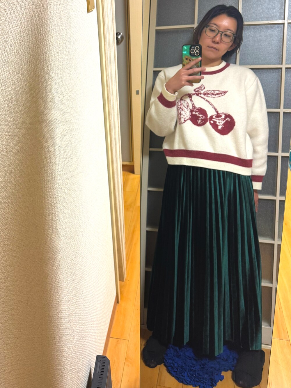 ブラック系のドレスシューズ、その他のライダースジャケット、ブラック系のキャップを着用したレディースの冬コーディネートの2枚目の写真