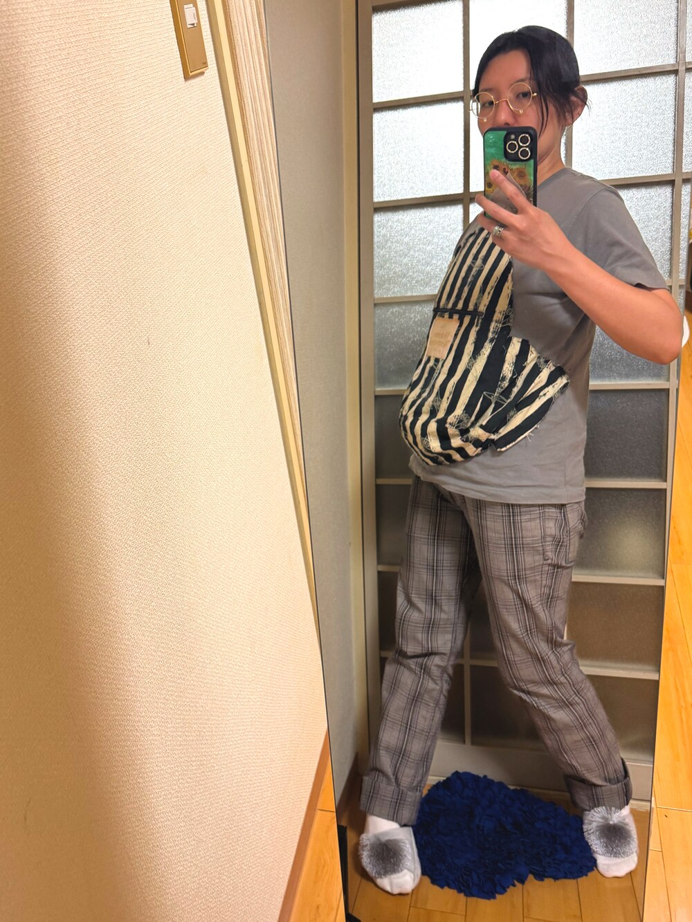 グレー系のTシャツ/カットソーを着用したレディースの夏コーディネートの3枚目の写真