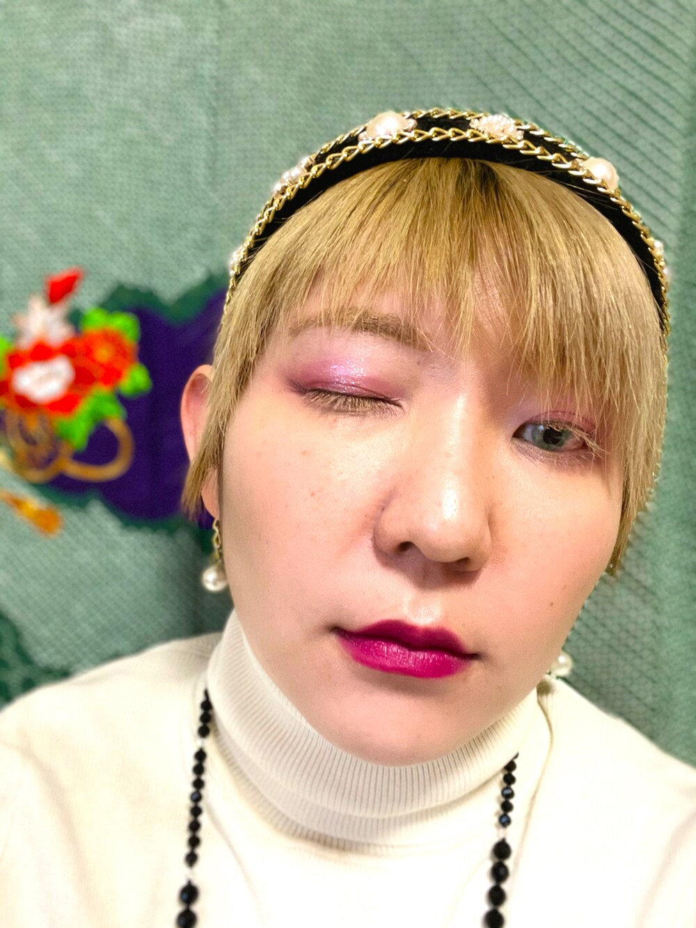 ブラック系のドレスシューズを着用したレディースの春コーディネートの3枚目の写真