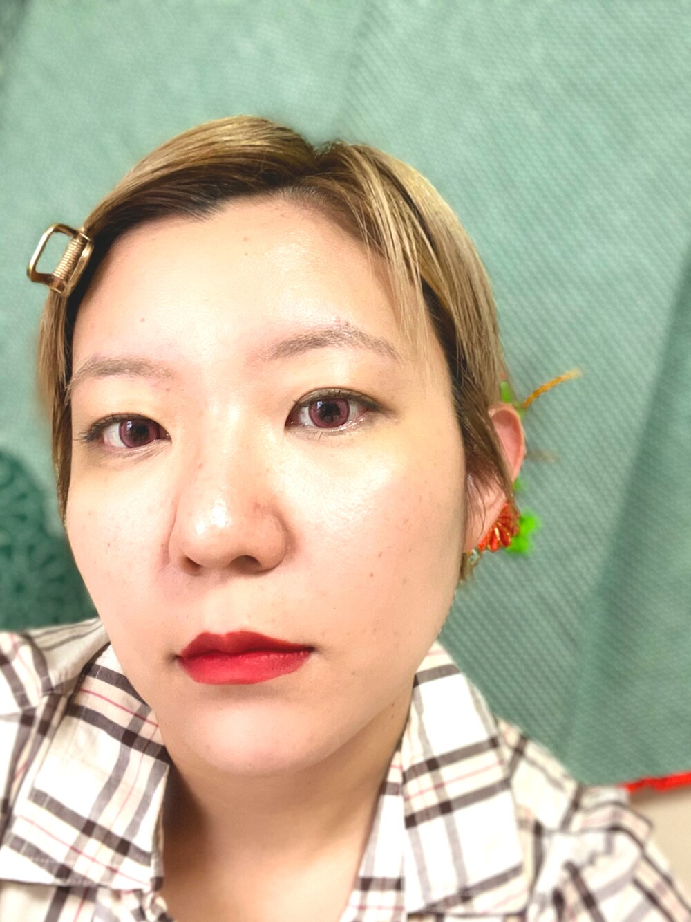 ホワイト系のショルダーバッグ、ベージュ系のワンピースを着用したレディースの秋コーディネートの2枚目の写真