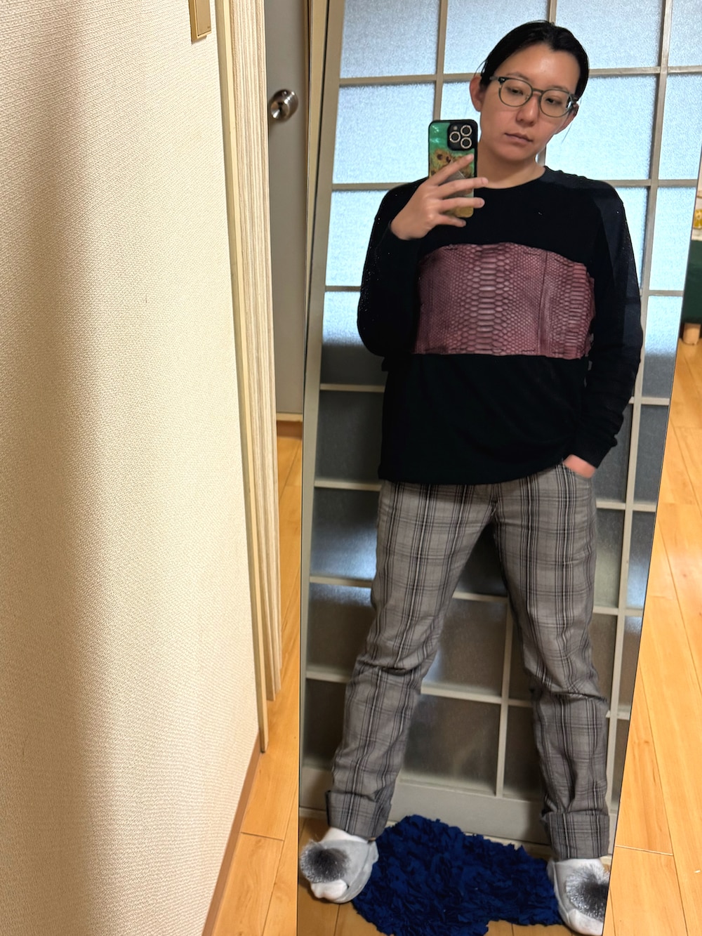 ブラック系のTシャツ/カットソーを着用したレディースの夏コーディネートの2枚目の写真