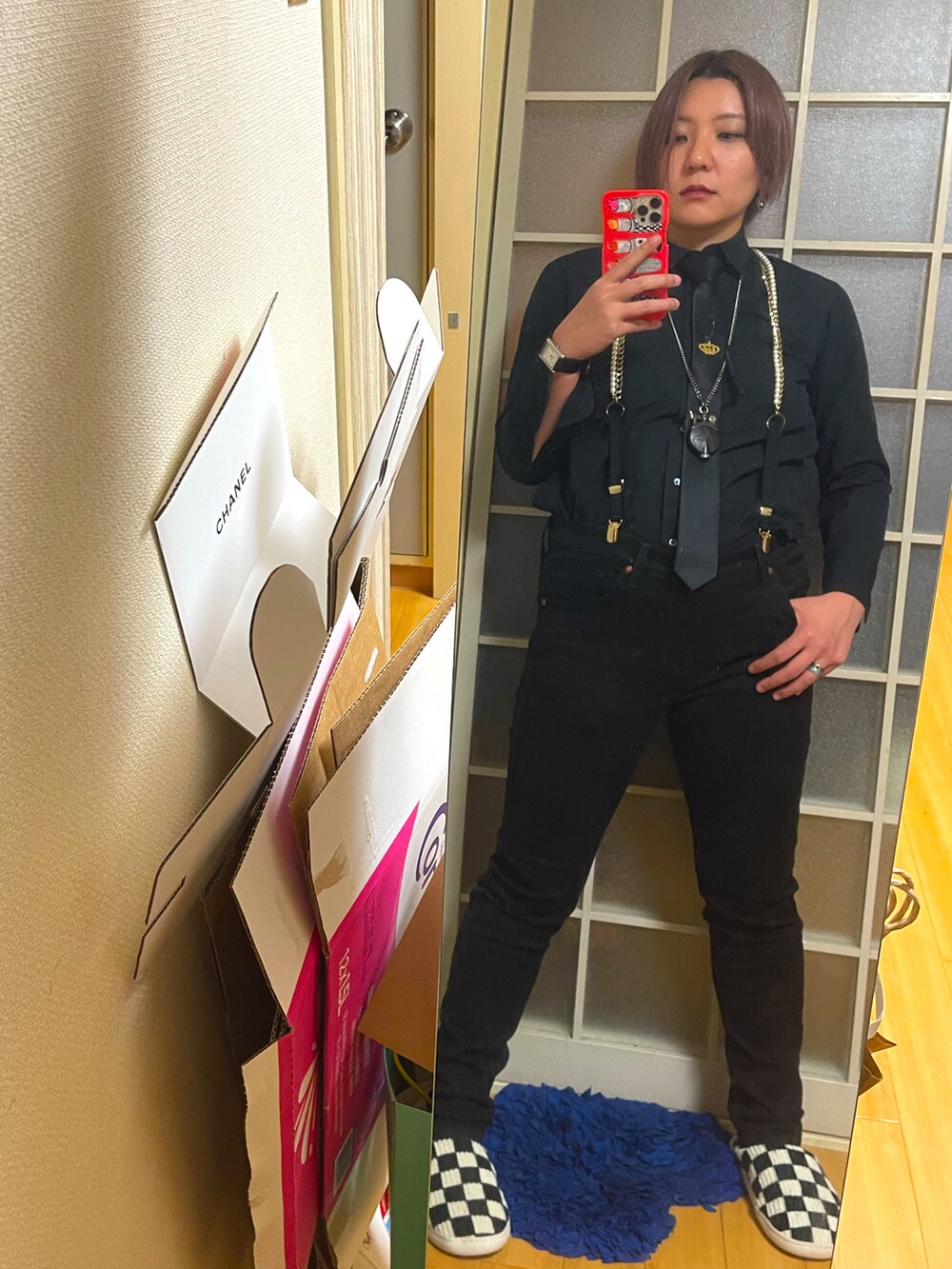 ブラック系のドレスシューズを着用したレディースの冬コーディネートの3枚目の写真