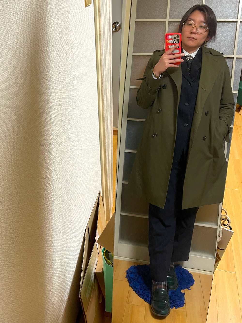 ブラック系のスーツセットを着用したレディースの秋コーディネートの2枚目の写真