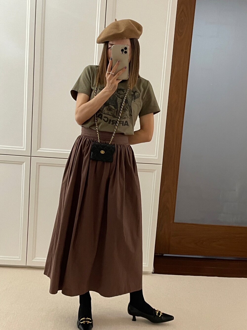 ベージュ系のトップスを着用したレディースの秋コーディネートの3枚目の写真