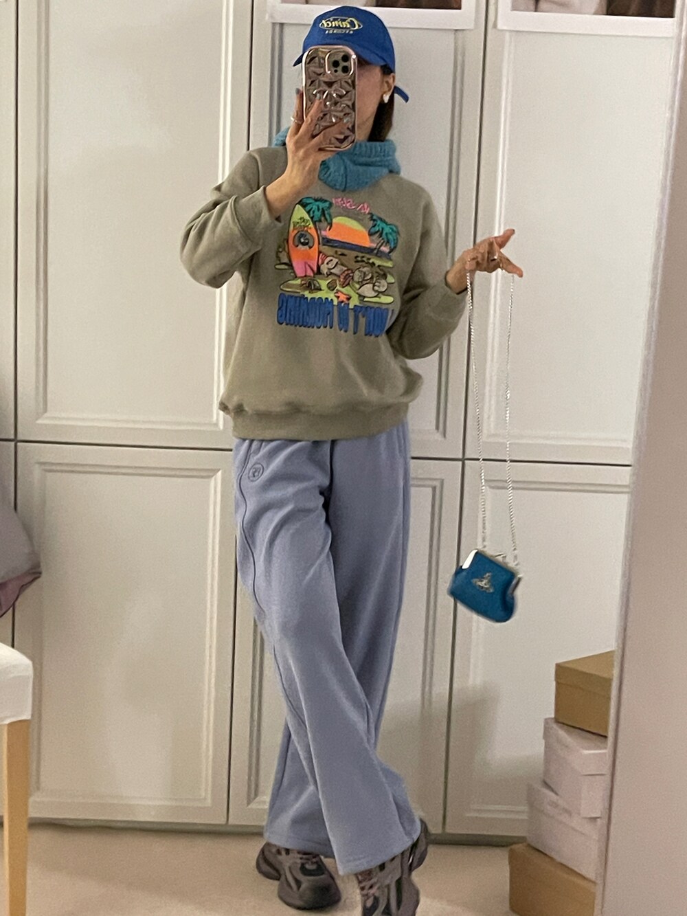 その他のトップスを着用したレディースの冬コーディネートの4枚目の写真