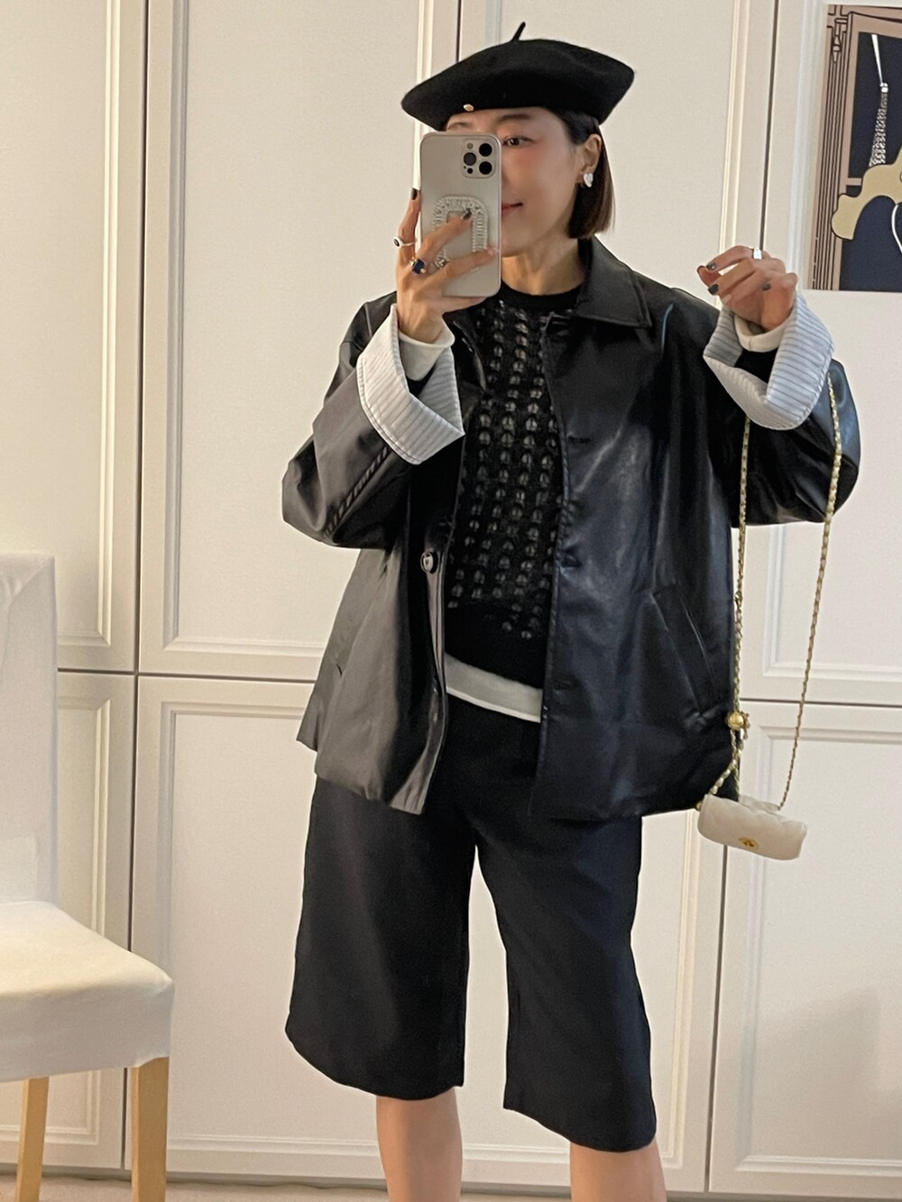 ブラック系のニット/セーターを着用したレディースの冬コーディネートの3枚目の写真