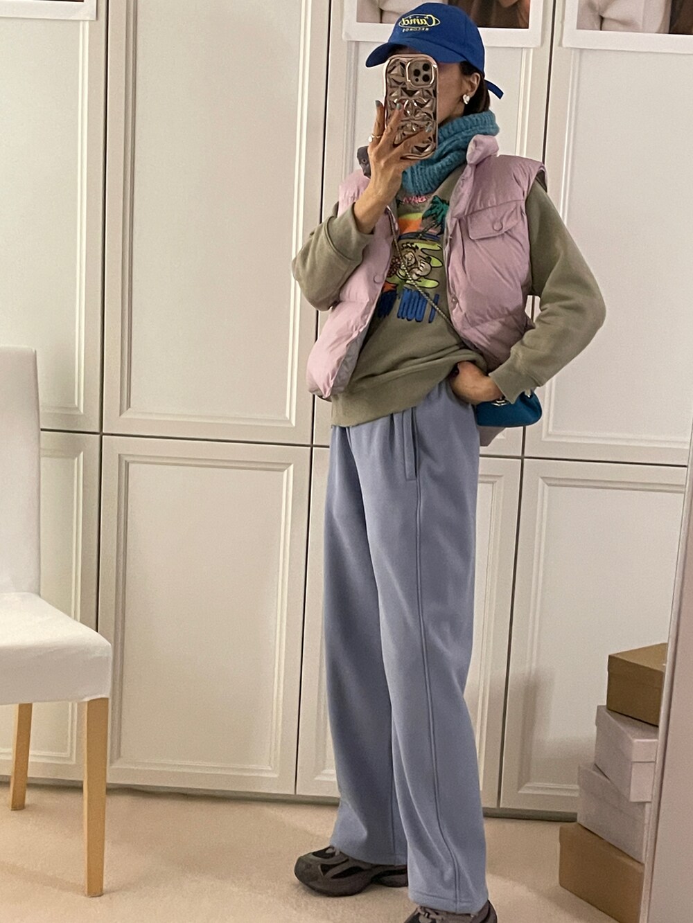 その他のトップスを着用したレディースの冬コーディネートの3枚目の写真