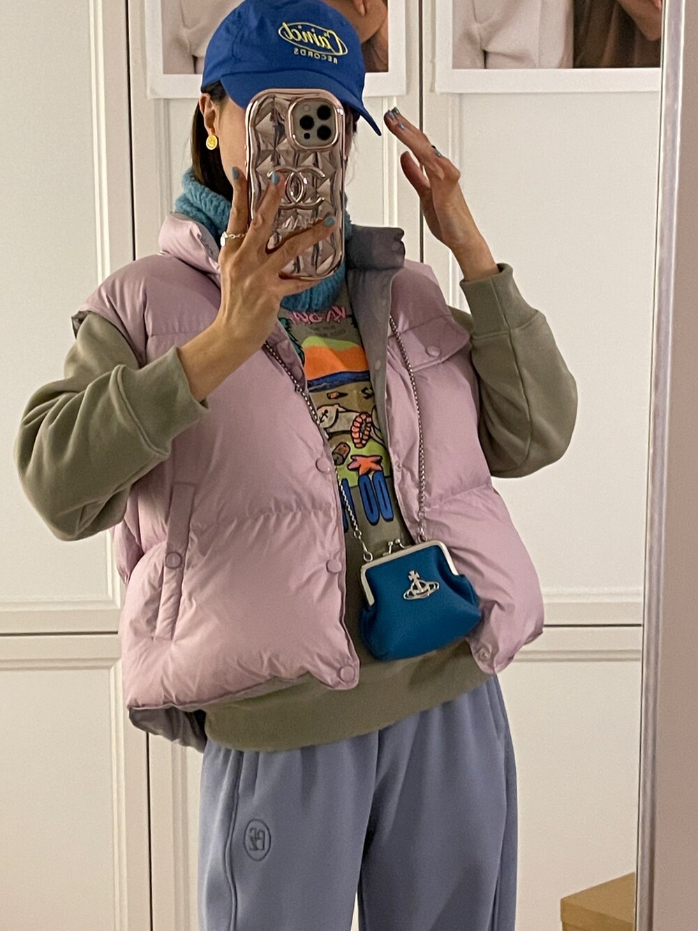 その他のトップスを着用したレディースの冬コーディネートの2枚目の写真